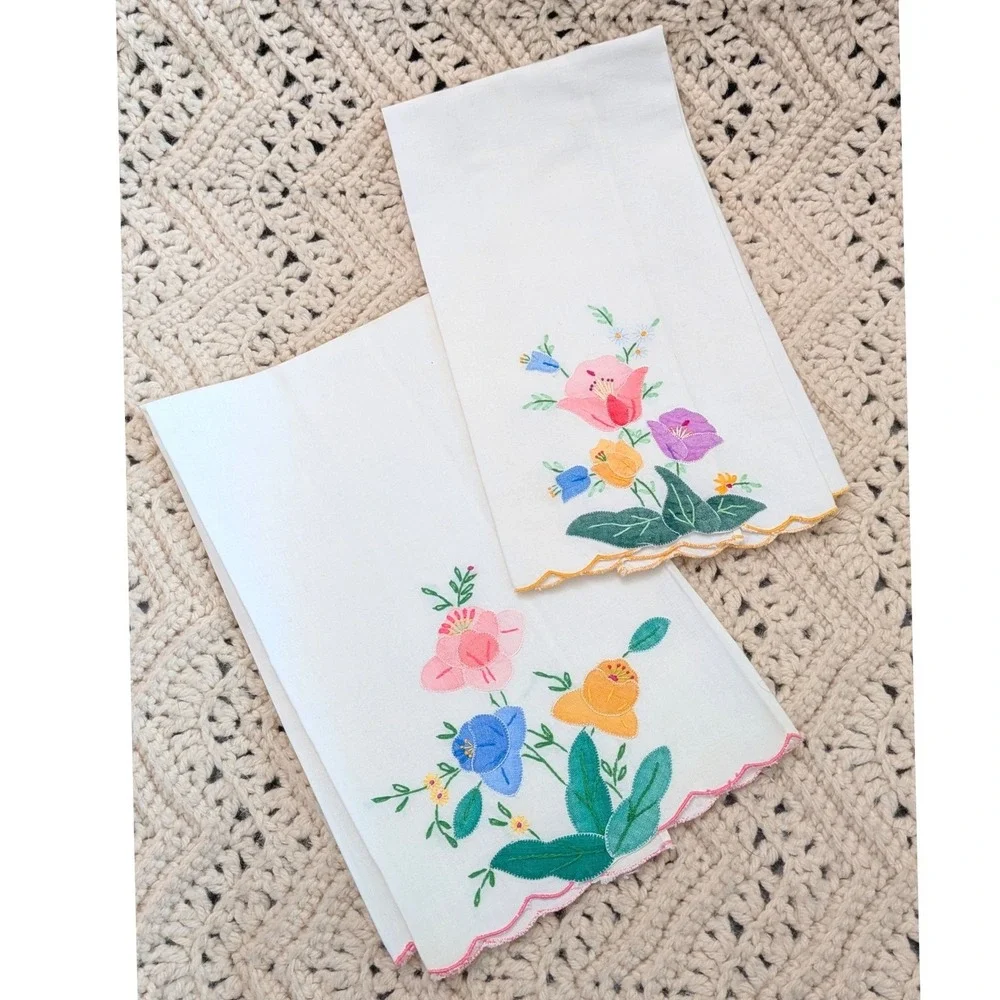 Vintage Floral Embroidered Hand Guest Towels White Scalloped Edge Set of 2